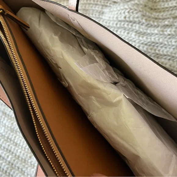 Tory Burch purse. - Picture 9 of 12